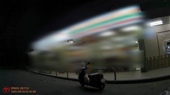 瑞穗分驻所警员张子谦、陈宥升于4日凌晨1时许执行巡逻勤务时，在辖内便利超商停车场发现日前通报失窃的机车，员警立即上前盘查，当场将涉嫌窃盗的50岁男子逮捕。（图／简铭柱翻摄）