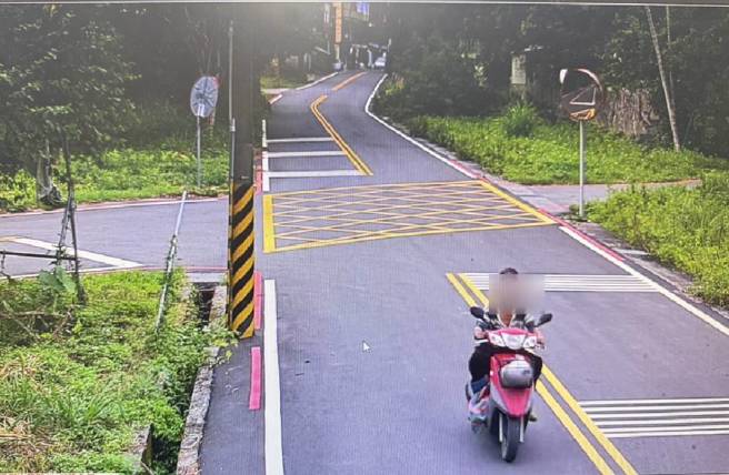 瑞穗分驻所警员张子谦、陈宥升于4日凌晨1时许执行巡逻勤务时，在辖内便利超商停车场发现日前通报失窃的机车，员警立即上前盘查，当场将涉嫌窃盗的50岁男子逮捕。（图／简铭柱翻摄）