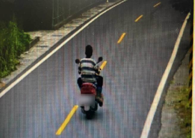 瑞穗分驻所警员张子谦、陈宥升于4日凌晨1时许执行巡逻勤务时，在辖内便利超商停车场发现日前通报失窃的机车，员警立即上前盘查，当场将涉嫌窃盗的50岁男子逮捕。（图／简铭柱翻摄）