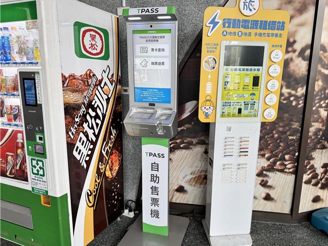 宜蘭縣政府今（8）日在礁溪、宜蘭及羅東轉運站同步啟用「TPASS三合一自助售票機」，可使用悠遊卡、一卡通及愛金卡購買通勤月票與「宜蘭好行3日券」，並支援餘額查詢。（吳佩蓉攝）