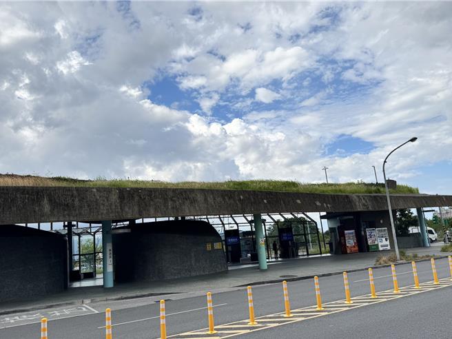 宜蘭縣政府今（8）日在礁溪、宜蘭及羅東轉運站同步啟用「TPASS三合一自助售票機」，可使用悠遊卡、一卡通及愛金卡購買通勤月票與「宜蘭好行3日券」，並支援餘額查詢。（吳佩蓉攝）