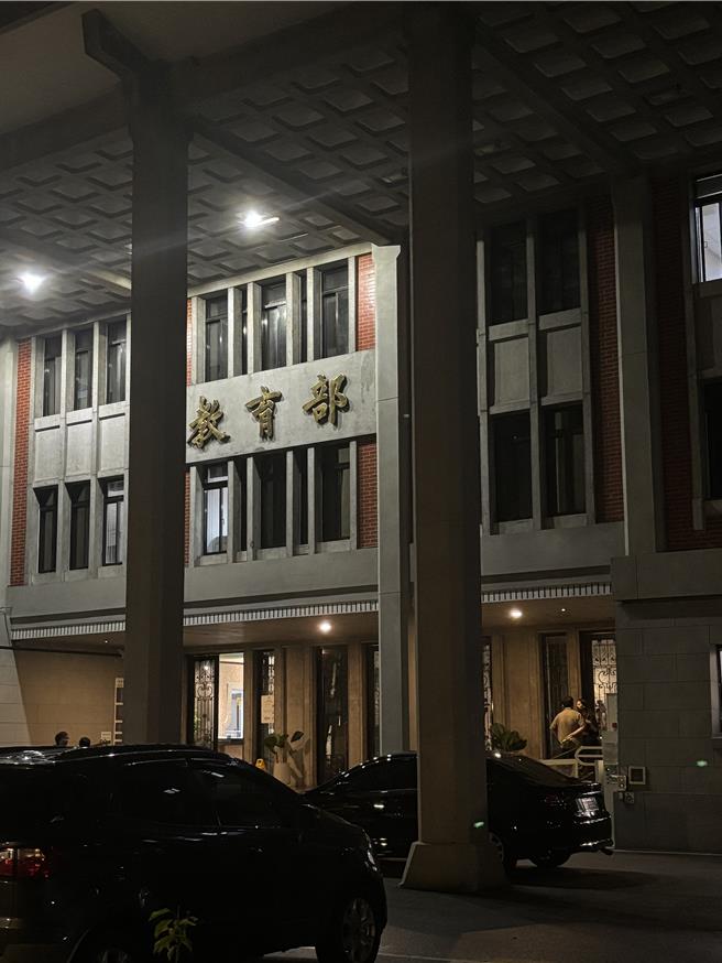 教育部今天宣布，所辖高级中等以下学校公、私立专任教师、代理教师，每人发放1000元礼券（本报资料照）