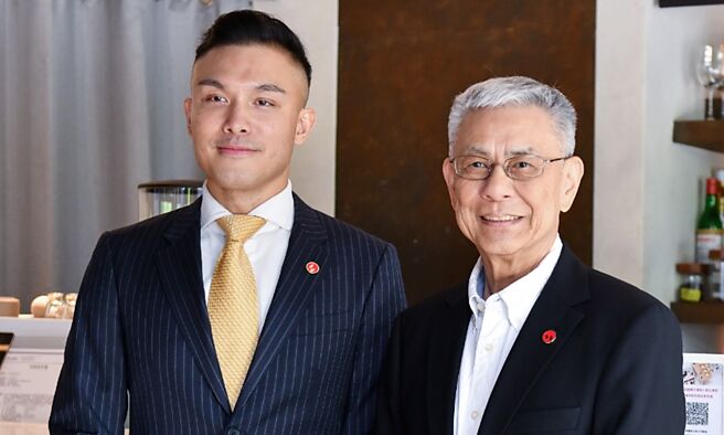 和椿科技董事长程天纵（右）、副董事长张以升（左）畅谈机器人的整合应用与前景。图／王德为