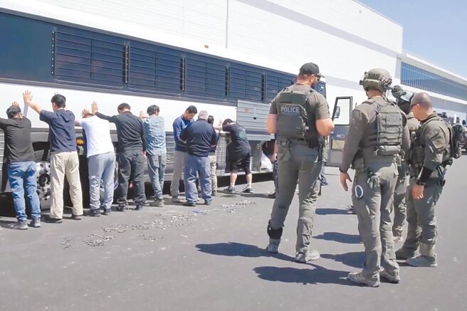 美國移民局提供的視頻顯示，現代汽車集團電動汽車工廠員工4日被捕情形。（美聯社）