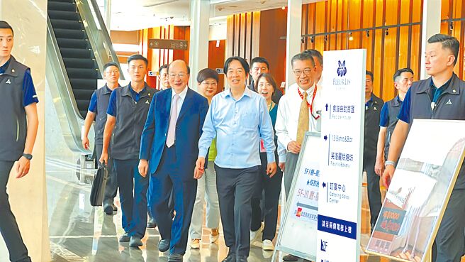 兼任民进党主席的赖清德总统（首排中）7日中午到新竹市，与地方党部的党工及党公职闭门座谈。（王惠慧摄）