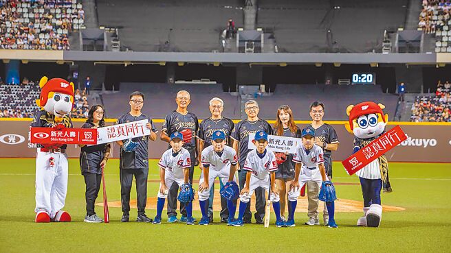 台新新光金控董事長吳東亮（中）、新光人壽副董事長洪士琪（左三）、總經理黃敏義（右三）在開球後與台北市福林國小球員合影留念。（台新新光提供／黃琮淵台北傳真）