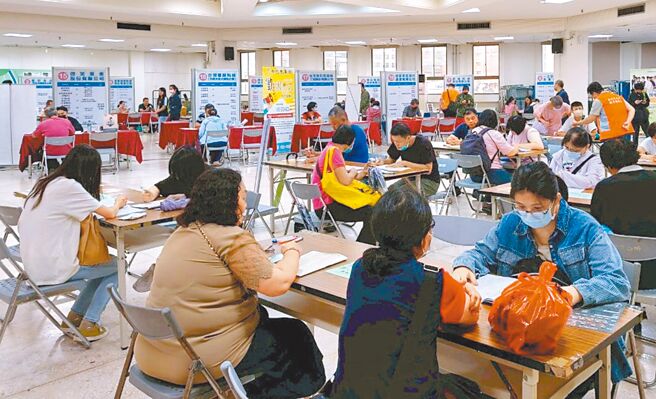 新北市政府就业服务处将于9日上午10时至下午2时，在板桥崑崙公园市民活动中心举办现场徵才活动。此为示意图。（新北市劳工局提供／柯毓庭新北传真）