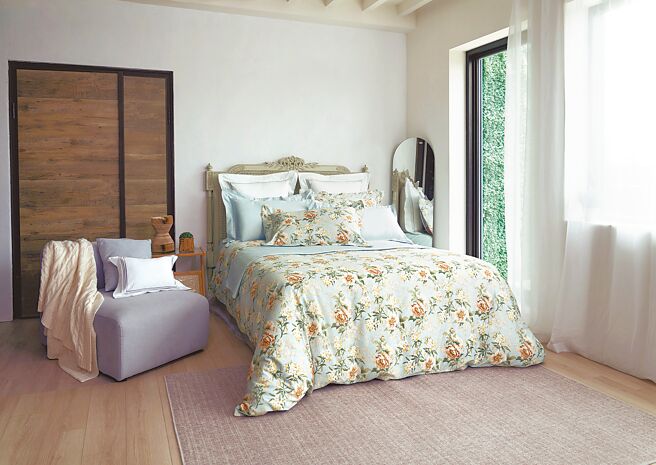 Sanderson OLIVIA 100％埃及棉數位印染雙人四件式床組，定價1萬7800元。（日比家族提供）