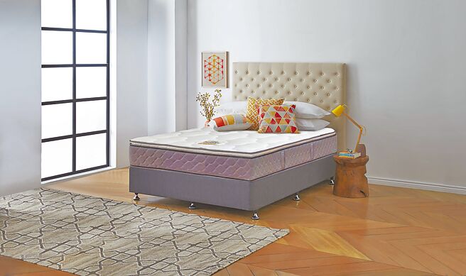 Sealy席伊麗床墊慶祝周年慶，熱賣商品新美夢系列「美夢天地」雙人床墊，特價4萬9999元。（席伊麗提供）