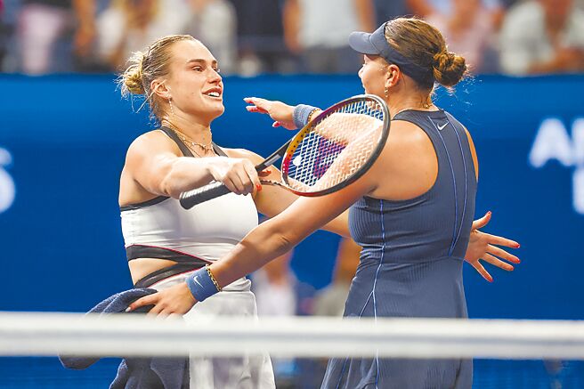 莎芭莲卡（左）击败安妮丝莫娃夺冠后，两人在场上拥抱。（路透）