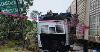 影》墨西哥雙層巴士遭火車猛撞釀10死 車頂消失慘況曝光