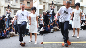 柯文哲交保「踩瓦片去穢氣」 網紅傻眼：又不是新娘