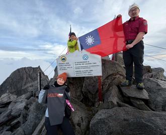 嘉市消防「攻頂」馬來西亞神山！海拔4095公尺飄揚國旗