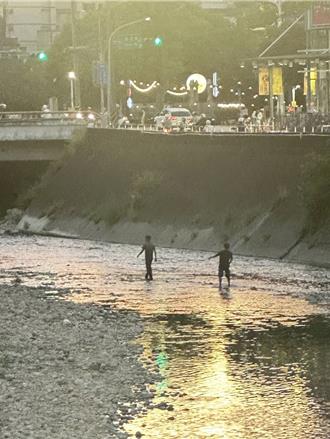 桃園失聯移工遇檢跳河落跑  員警岸上緊追連逮3人