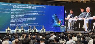 肯定半導體合作與創新 甘利明、魏哲家獲頒經濟部專業獎章