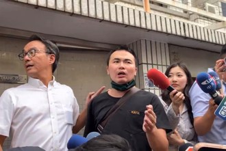 「吃屎哥」2度砸場柯文哲！衝新竹老家撒冥紙 導演怒封殺：永不錄用