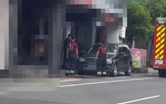 休旅车于停车格狂冒烟　中坜民眾惊见报警