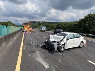 影》國道驚悚瞬間！開啟自動輔助駕駛　自小客車猛撞緩撞車
