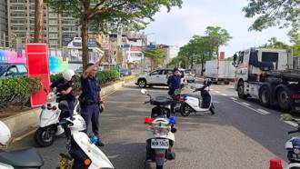 淡水大貨車追撞3車害大塞車　8警到場迅速排除