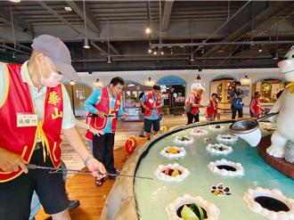 華山基金會潭子站18歲生日 百歲爺爺玩釣魚機比賽慶祝