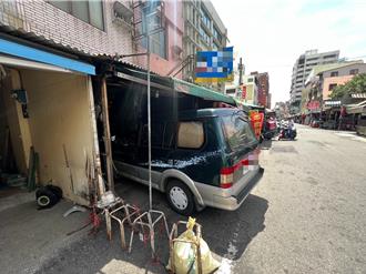 75歲男油門當煞車踩！衝進自強夜市牛排店　饕客「今晚沒得吃了」