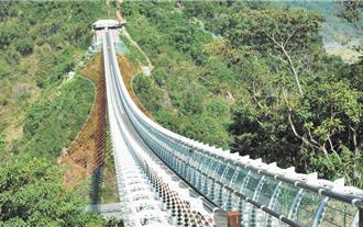 屏東縣歲入短收8億 山川琉璃吊橋人潮比預期少逾五成