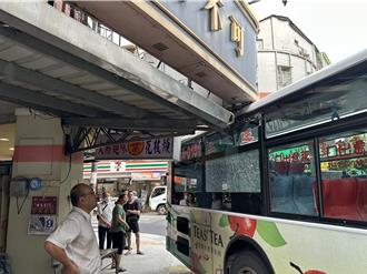 蘆洲學童大專車路口轉彎 車太高卡招牌雨遮阻交通