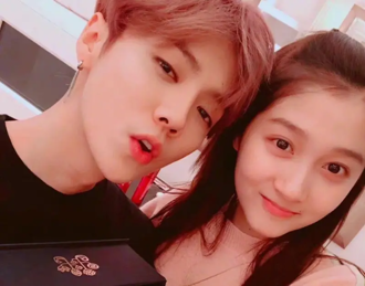 鹿晗关晓彤又被爆分手！她播百次〈就让这大雨全都落下〉