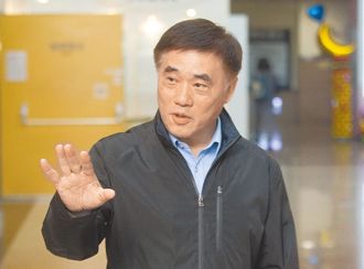 駁老藍男質疑 郝龍斌曝每月爬台北最高峰：100分鐘到頂