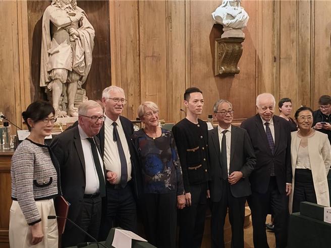 第28屆台法文化獎頒獎典禮於法國時間8日晚間於法國最高學術殿堂法蘭西學術院大院士會議廳舉行，本屆得主為法國維蘇亞洲國際影展（FICA）聯合創始人兼藝術總監尚馬克．鐵胡萬（左起3），以及丞舞製作團隊B.DANCE藝術總監蔡博丞（右起4）。（李侑珊攝）