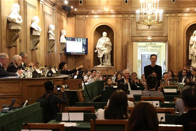 第28屆台法文化獎頒獎典禮於法國時間8日晚間於法國最高學術殿堂法蘭西學術院大院士會議廳舉行，圖為獲獎人、丞舞製作團隊B.DANCE藝術總監蔡博丞起立致意。（文化部提供）