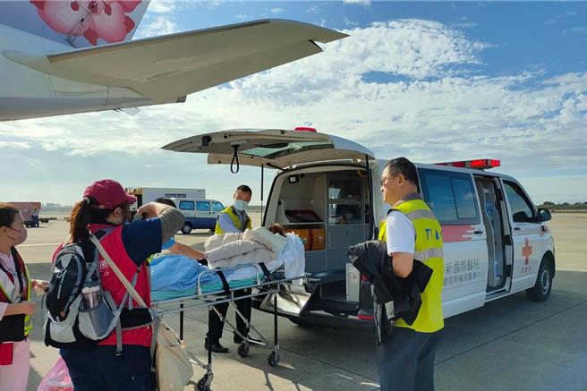國際醫療轉送方案須依病情量身設計，醫療團隊會先進行現場或視訊評估，並提出轉送建議。（聯新國際醫院提供／呂筱蟬桃園傳真）