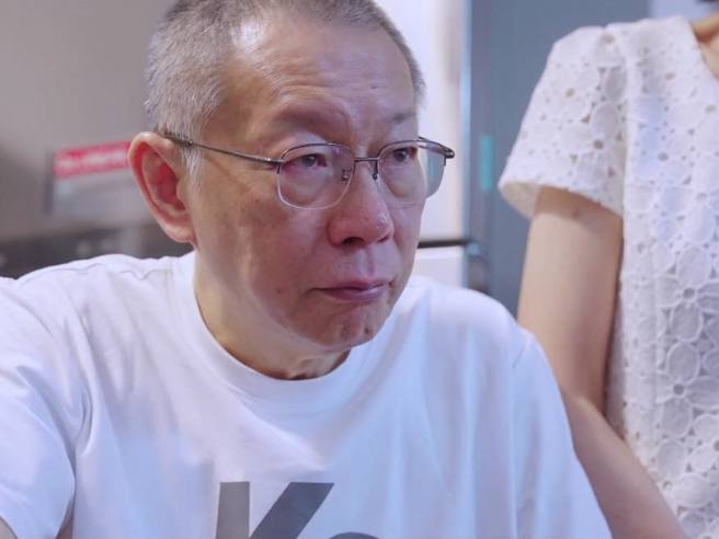 民眾黨發言人吳怡萱透過臉書分享，柯文哲拿著冰棒時，因為太硬咬不動，不禁自嘲笑出聲。但隨後與母親談到身體狀況，情緒瞬間轉折，眼眶泛紅。（取自吳怡萱臉書）