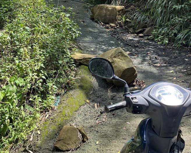 古坑鄉公所2名女員工日前為了上山勘災摔車受傷，圖為古坑鄉公所人員上山勘查農損經常面臨的路況。（圖／古坑鄉公所）