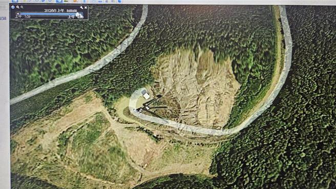 高雄大树山区偏远林地疑遭不肖业者滥垦，盗挖土石后回填废弃物。（读者提供／翻摄google earth）