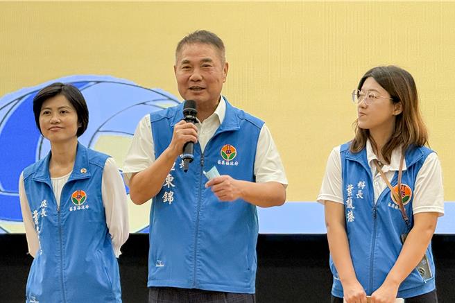 苗栗縣長鍾東錦（中）表示，特別感謝台電與中油共同支持「快樂早餐計畫」，各捐贈200萬元，讓偏鄉及中低收入家庭孩子能夠吃到營養早餐，保持上課精神，從起跑點就與其他孩子平等起步。（呂麗甄攝）