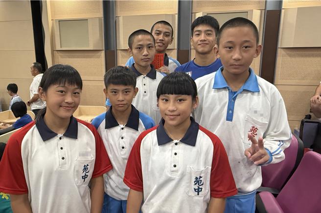 \今年全民運動會在各項體育賽事中表現優異的選手，包括苑裡高中、苑裡國中及苑裡國小排球隊，以及田徑、溜冰、角力等多個項目的破紀錄選手。（呂麗甄攝）