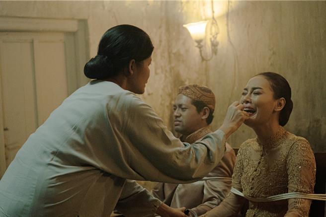 本片劇組打破禁忌徹夜拍攝，讓當地人不可置信直喊劇組根本是瘋子。（采昌提供）