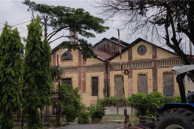 本片劇組選擇在真實糖廠中實景拍攝，其中一座更是以鬧鬼聞名全印尼。（采昌提供）