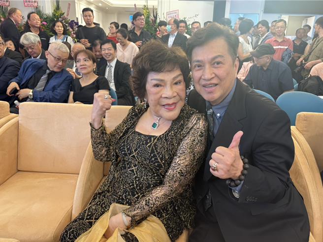 阿姑（左起）、李朝永9日出席診所開幕剪綵嘉賓。（讀者提供）