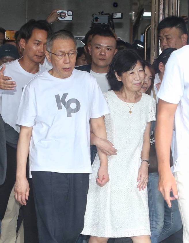 台北地方法院審理京華城案，日前裁定前台北市長柯文哲以新台幣7000萬元交保、須科技監控（電子腳鐐），均限制住居、限制出境、出海，不得接觸本案被告、證人，柯文哲（前左）8日交保步出法院。（中時資料照，趙雙傑攝）
