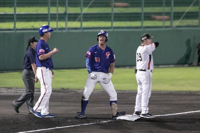 中华队8棒曾圣恩（中）2局上击出1分打点三垒打后，站在垒包上激情大吼。（中华棒协提供）