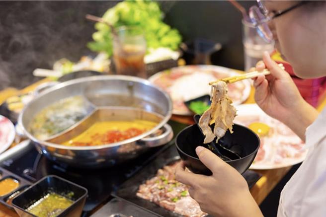 一名患者在立冬起一連三天吃火鍋，總膽固醇從180飆至260mg/dL，並檢查出有輕度脂肪肝。（示意圖：shutterstock／達志）