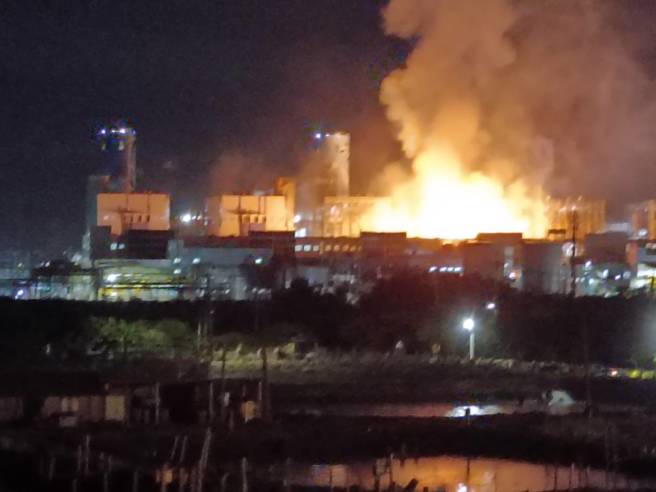 高雄市永安區興達火力發電廠今（9）日晚間傳出爆炸意外，附近民眾拍下爆炸畫面，並指出現場聽見爆炸巨響。（民眾提供／紀爰高雄傳真）
