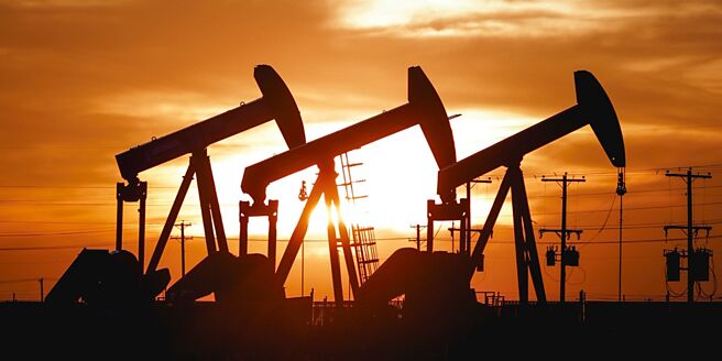 受OPEC+小幅增产及上周重挫后的技术性反弹支撑，推升油价上涨。图／美联社