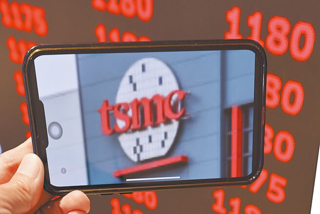 国际半导体展开展前夕，台股提前庆祝；早盘开高后衝上24729.96点，台积则以平盘作收。（本报资料照片）