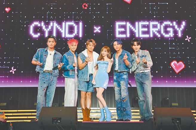 Energy高雄演唱会第二天，惊喜邀请王心凌（右三）担任嘉宾。（相信音乐提供）