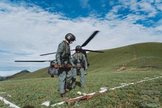 美運輸機80年前墜毀台東   陸軍派CH-47運「四挺重機槍」下山