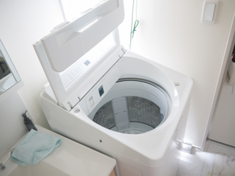 洗衣機陳年污垢 她用1物清潔秒漂出「海帶湯」 還變超亮