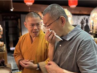 交保後首度祭拜柯爸牌位 柯文哲哭紅鼻子 哽咽喊5字